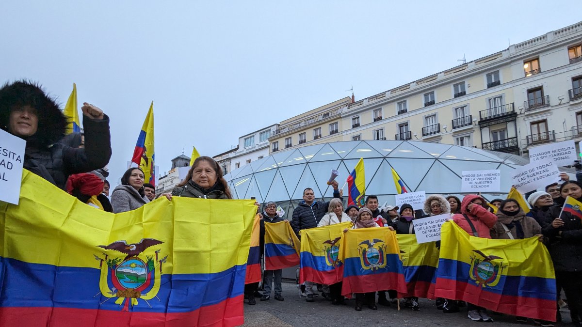 Cientos de compatriotas se dieron cita en una plaza de Madrid para protestar por la violencia en Ecuador.