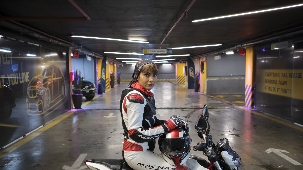 Maryam Talaí que rompe barreras en su país a lomos de una motocicleta, en los circuitos de carreras, no puede conducir vehículos de dos ruedas en las calles, algo vedado en Irán.
