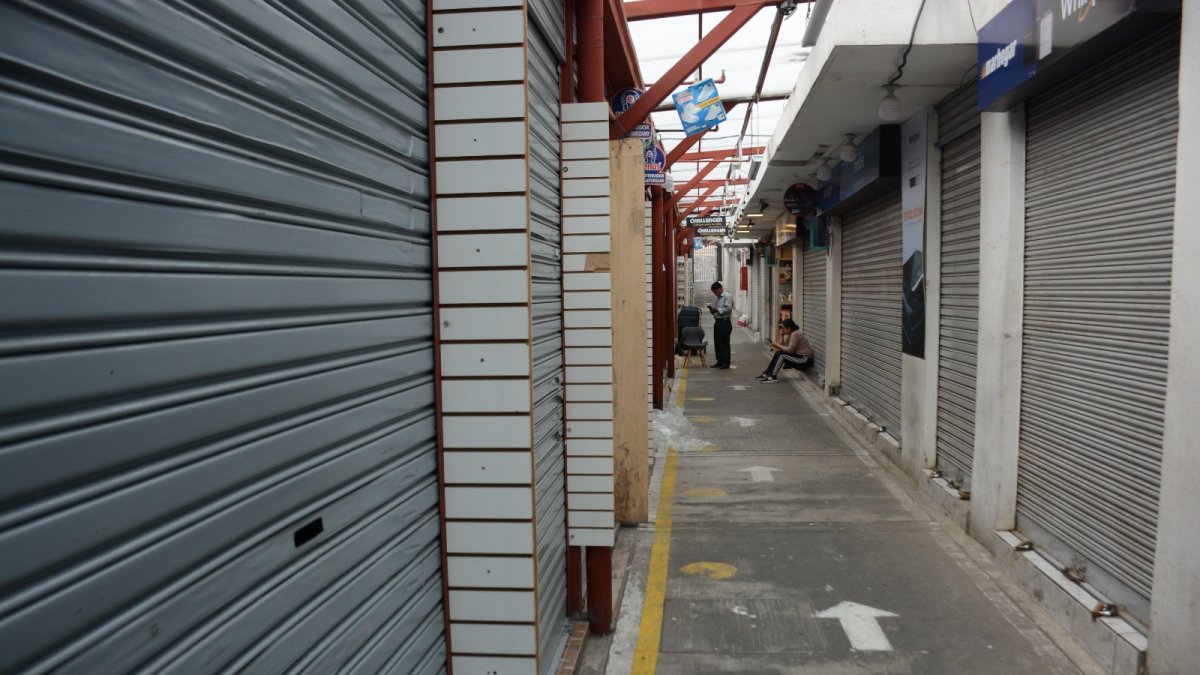 Los pasillos de los centros comerciales del ahorro se encontraban vacíos y sus locales cerrados. Vendedores sienten temor por la ola de inseguridad.