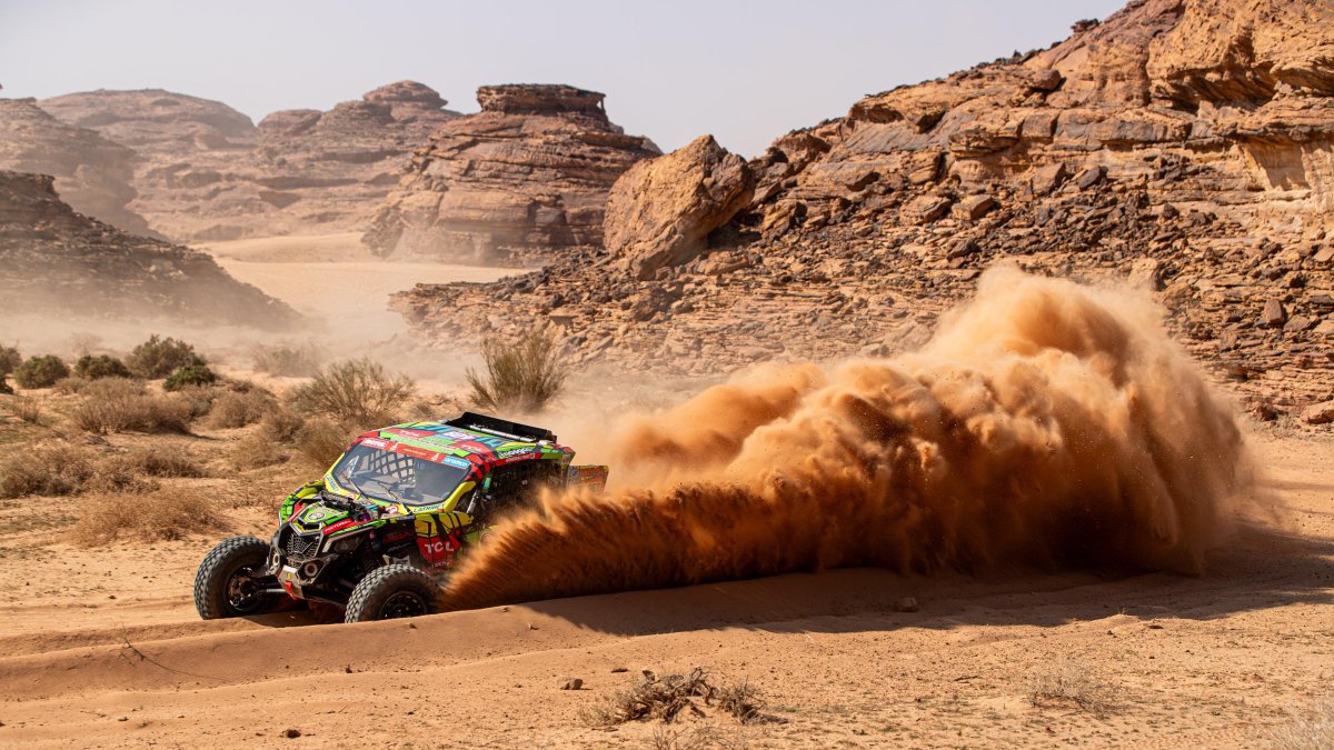El piloto ecuatoriano Sebastián Guayasamín en acción en el rally Dakar.