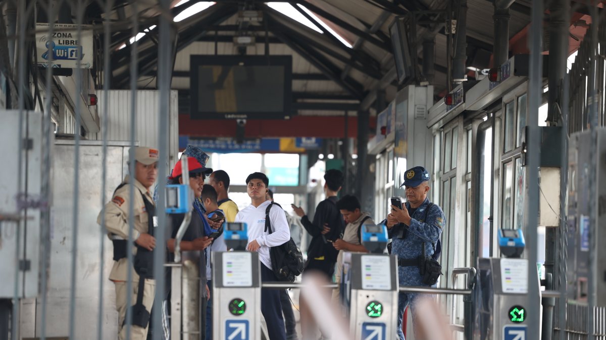 Metrovía. En las estaciones y unidades de la ciudad, se pude ver a pocos pasajeros esperando usar el servicio de transporte.