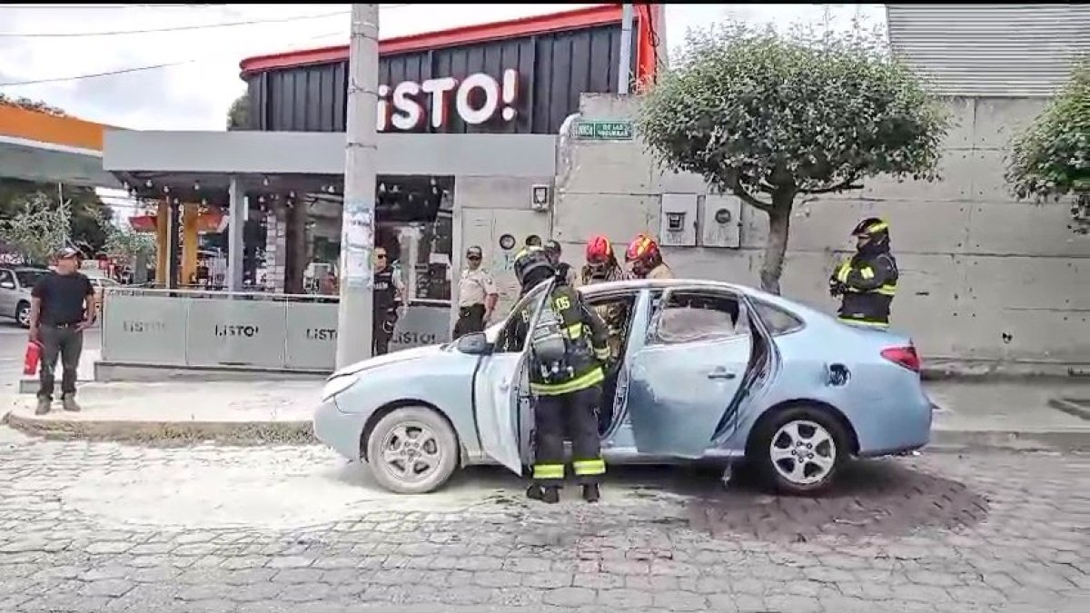 Bomberos acudieron al sitio para controlar el incendio provocado en el sector de Monteserrín
