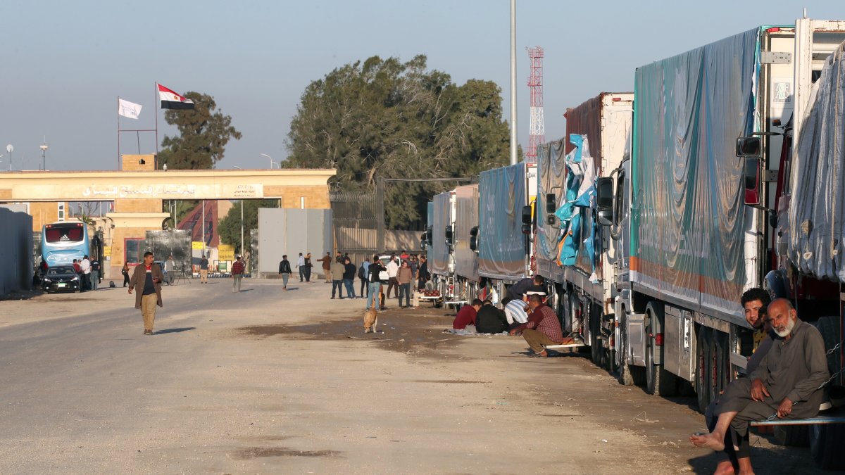 Un convoy de ayuda humanitaria bloqueado en el paso de Rafah de Egipto a la Franja de Gaza.