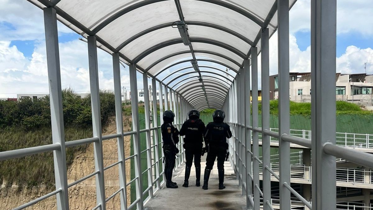 Miembros de la Policía acudieron al sitio para hacer las investigaciones.