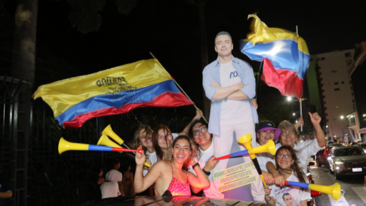 Daniel Noboa usó muñecos de cartón en su campaña electoral.