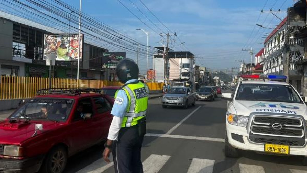 Foto referencial. La ATD es la institución que controla el tránsito de vehículos en el cantón.T