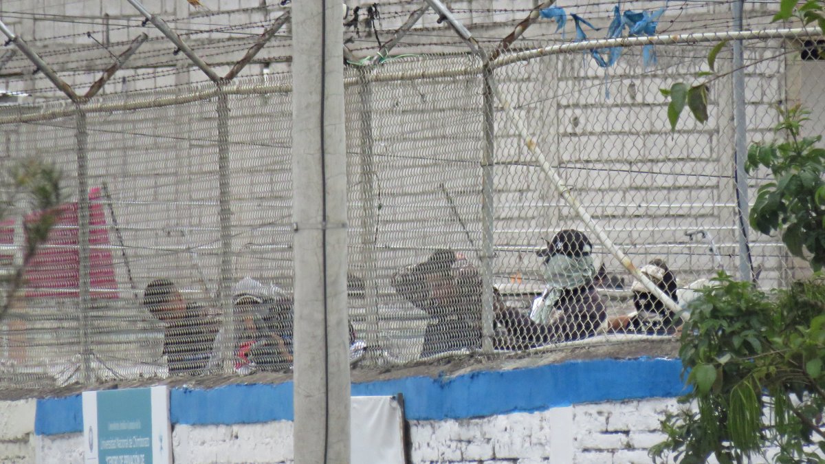 Guías retenidos por reos, en cárcel de Riobamba.