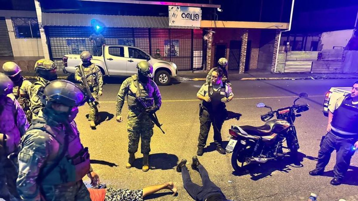 Militares ejecutan detenciones de personas declaradas como terroristas.