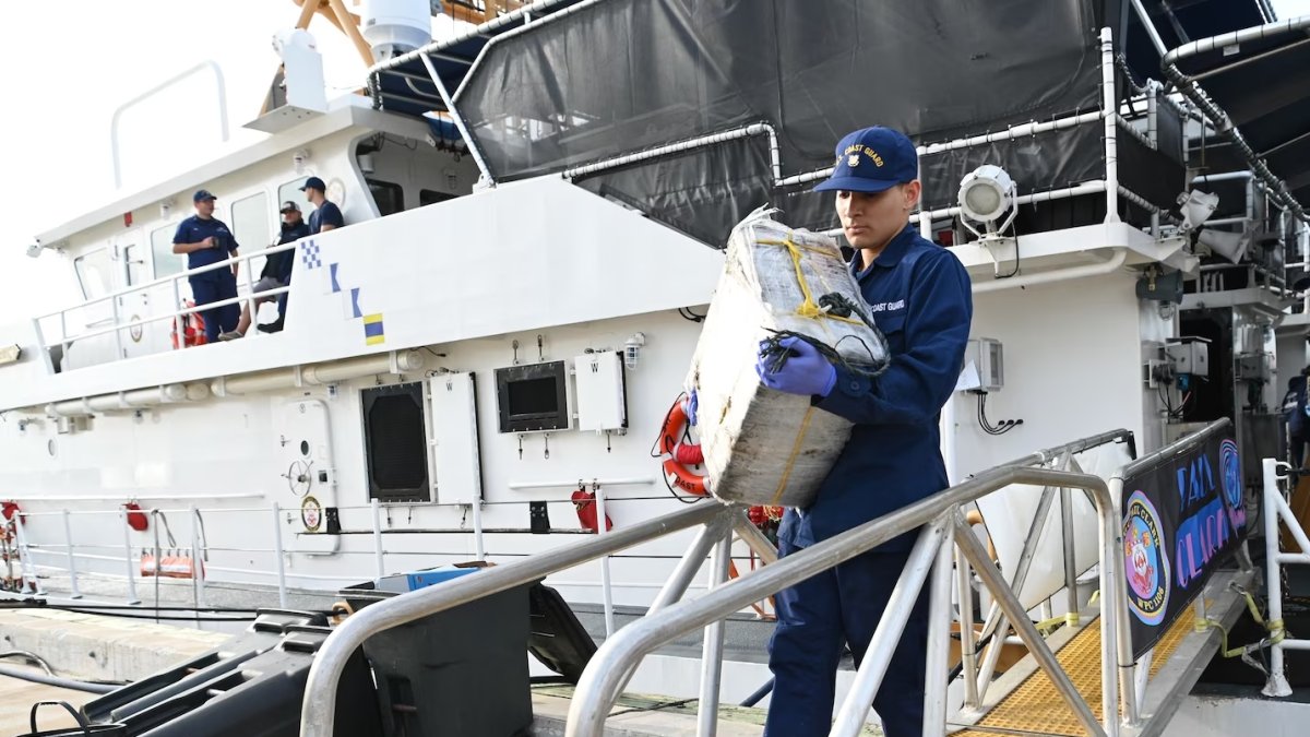 Un miembro de la tripulación de buque guardacostas mientras descarga paquetes decomisados con más de una tonelada de cocaína, valorada en más de 32 millones de dólares, a Miami, Florida (EE.UU.).