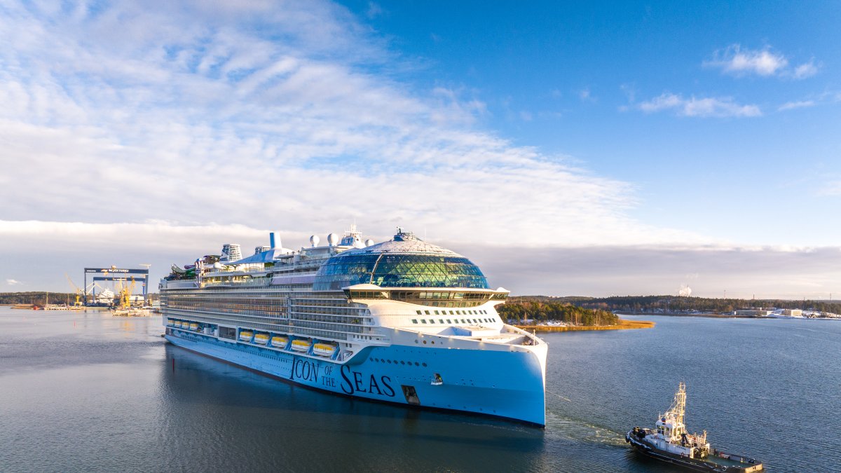El crucero 'Icon of the seas' durante su salida de la plataforma de pruebas en Turku (Finlandia).