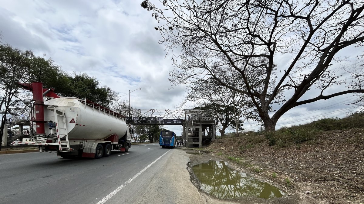 Control. Los expertos señalan que se debe controlar el peso de los vehículos pesados, así como dar mantenimiento al drenaje lateral de la vía.