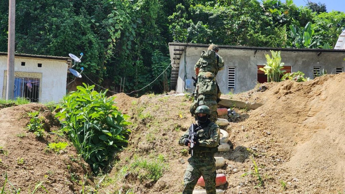 Militares durante el operativo.