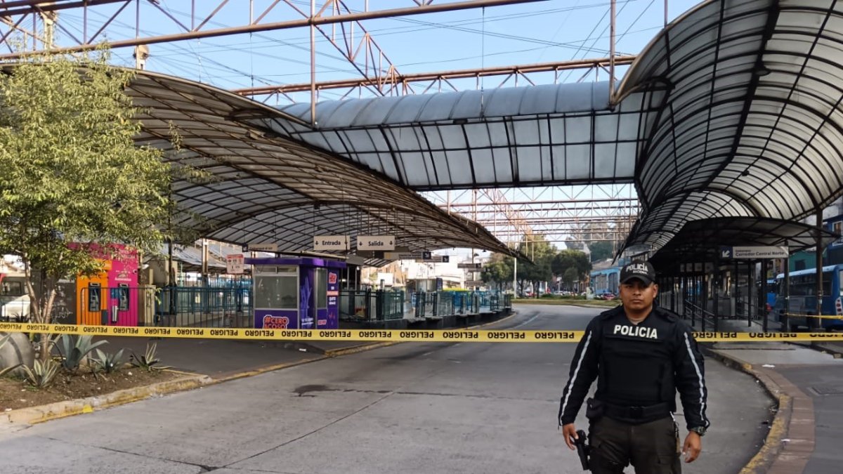 Alerta. Miembros de la Policía custodian los exteriores del Playón de La Marín ante una amenaza de bomba.