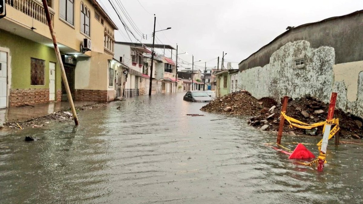 Un vehículo quedó en medio del agua por  la lluvia