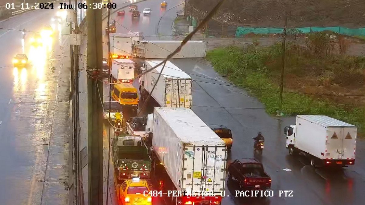 La caída del contenedor en la calzada generó un intenso tráfico en ese tramo de la vía Perimetral.