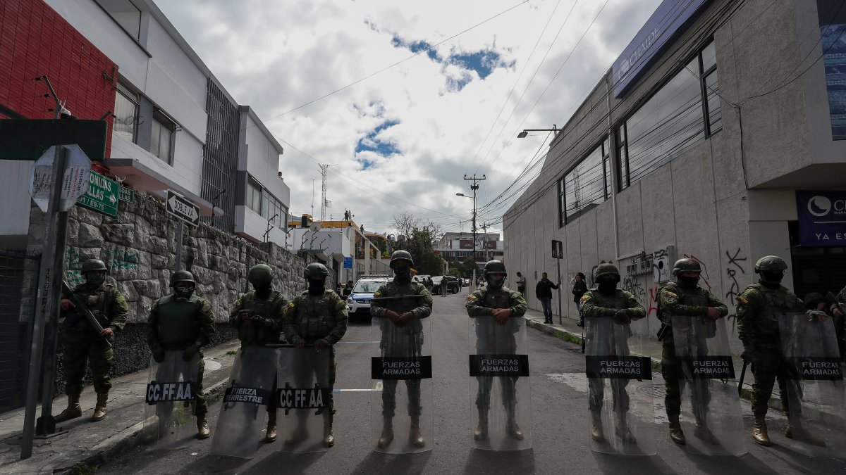 escuadrón militar - El presidente de Ecuador, Daniel Noboa, ofrecía una entrevista en una estación radial en Quito