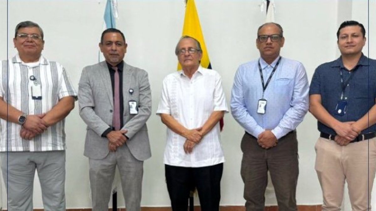 El médico Rubén Egas Peña (centro) es el nuevo gerente del Hospital de Especialidades Teodoro Maldonado Carbo, del IESS, desde el 9 de enero de 2024.