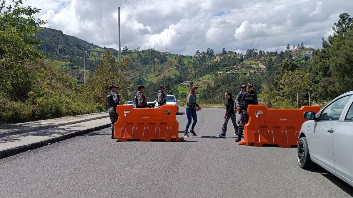 La Policía ha bloqueado la vía que conduce a la cárcel de Turi en Azuay, solo en esa prisión se estimaba que habían 60 rehenes.