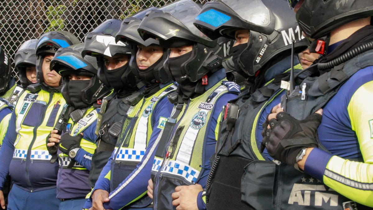 Integrantes de la Policía de Tránsito forman antes de patrullar