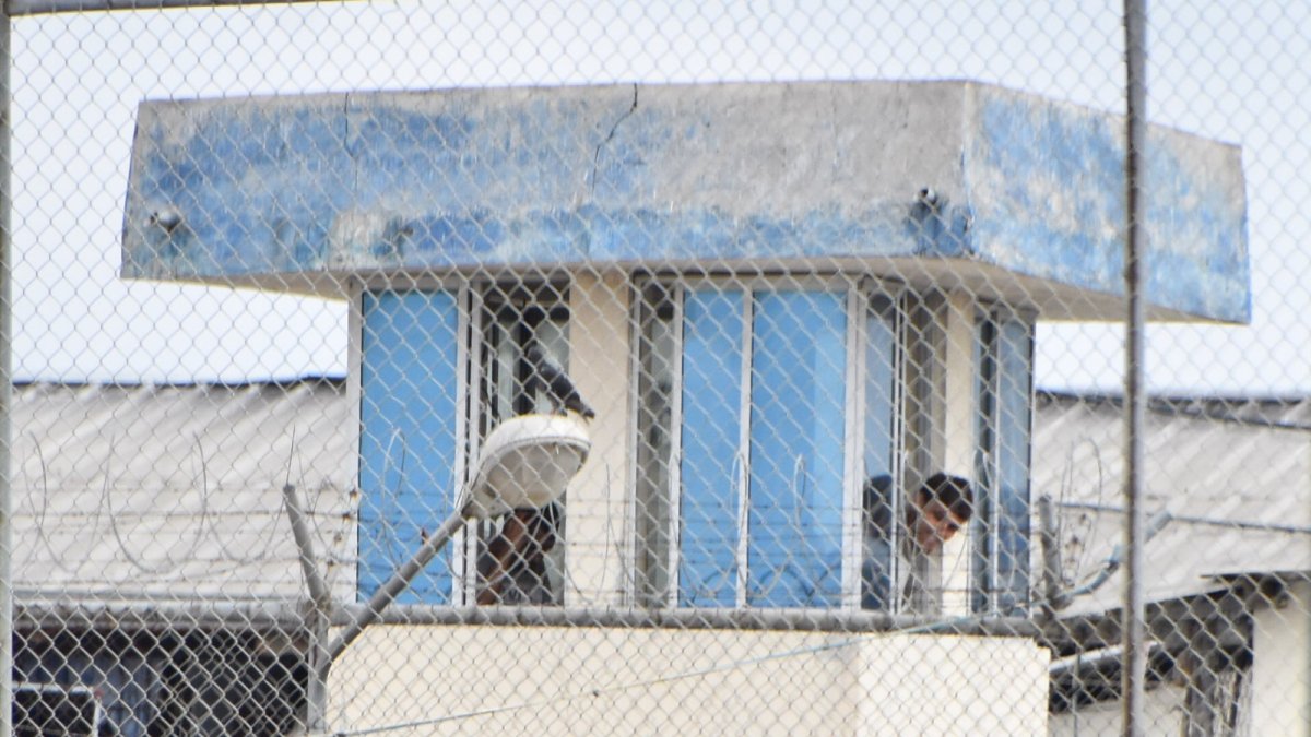 Militares y policías permanecen en los exteriores de la cárcel de Machala.