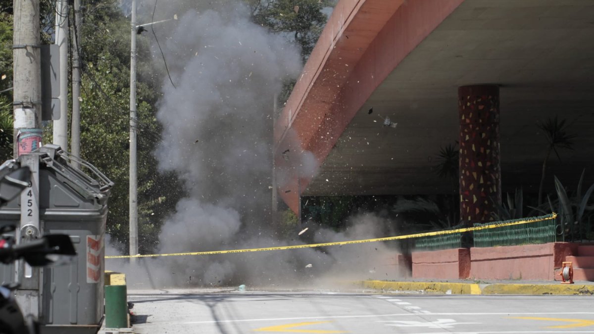 Explosión controlada de un artefacto explosivo en el puente de Guajalo al sur de Quito