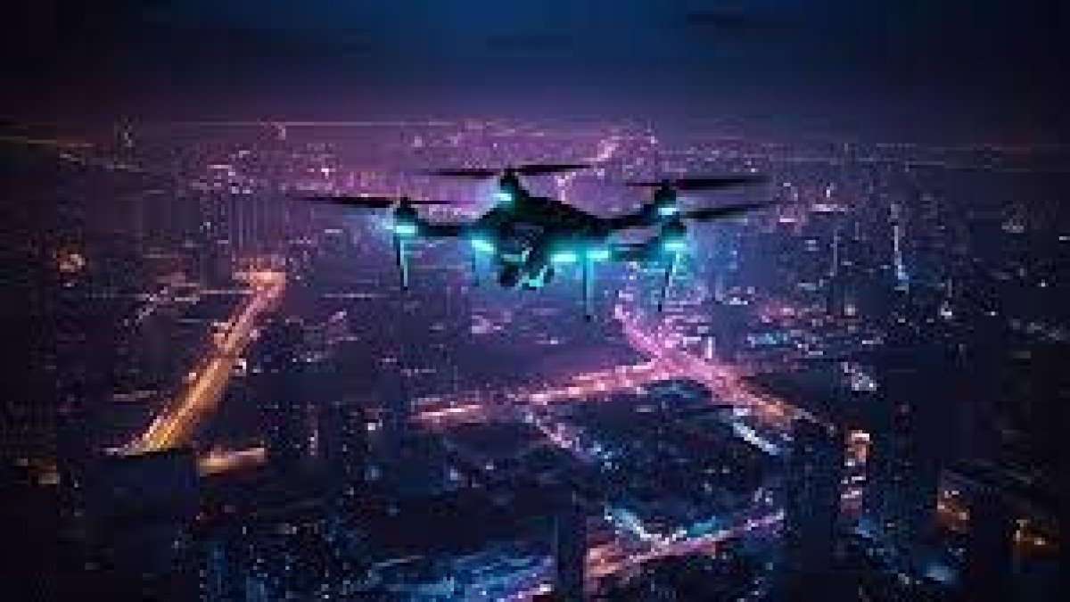 Imagen referencial de un dron desplegado en la noche sobre una ciudad, tomada de freepik.es