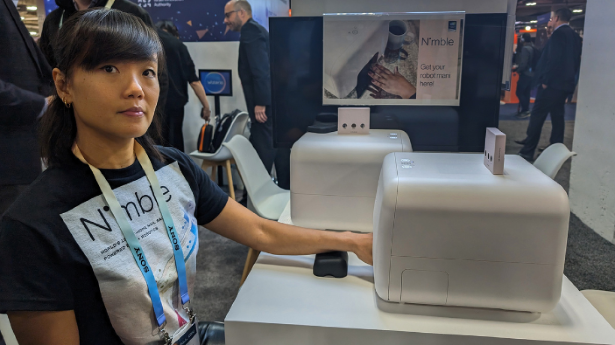 máquina con IA para hacerse la manicura Nimble, hace una demostración con la máquina hoy durante la Feria de Electrónica de Consumo