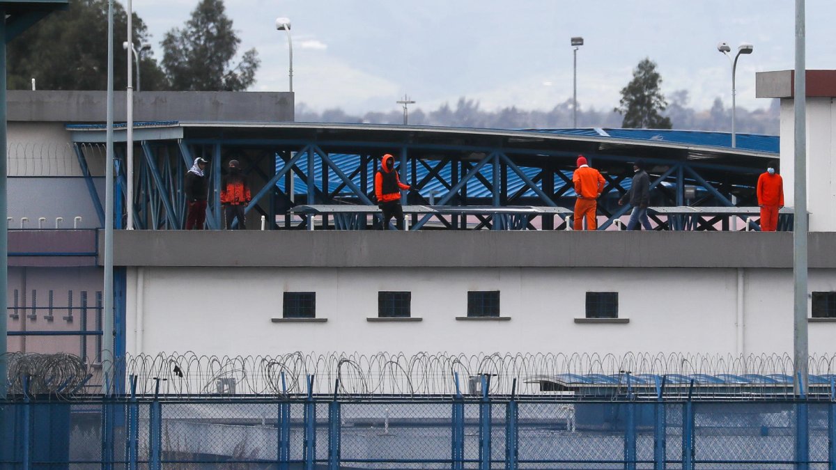Reclusos permanecen en el techo del Centro de Rehabilitación Social Sierra Centro Norte Cotopaxi, hoy, en Latacunga (Ecuador).