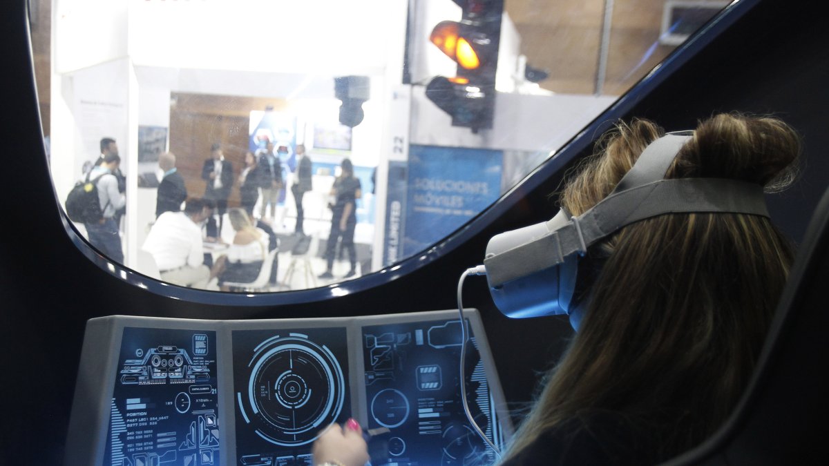 Fotografía de archivo de una mujer probando unas gafas de realidad virtual