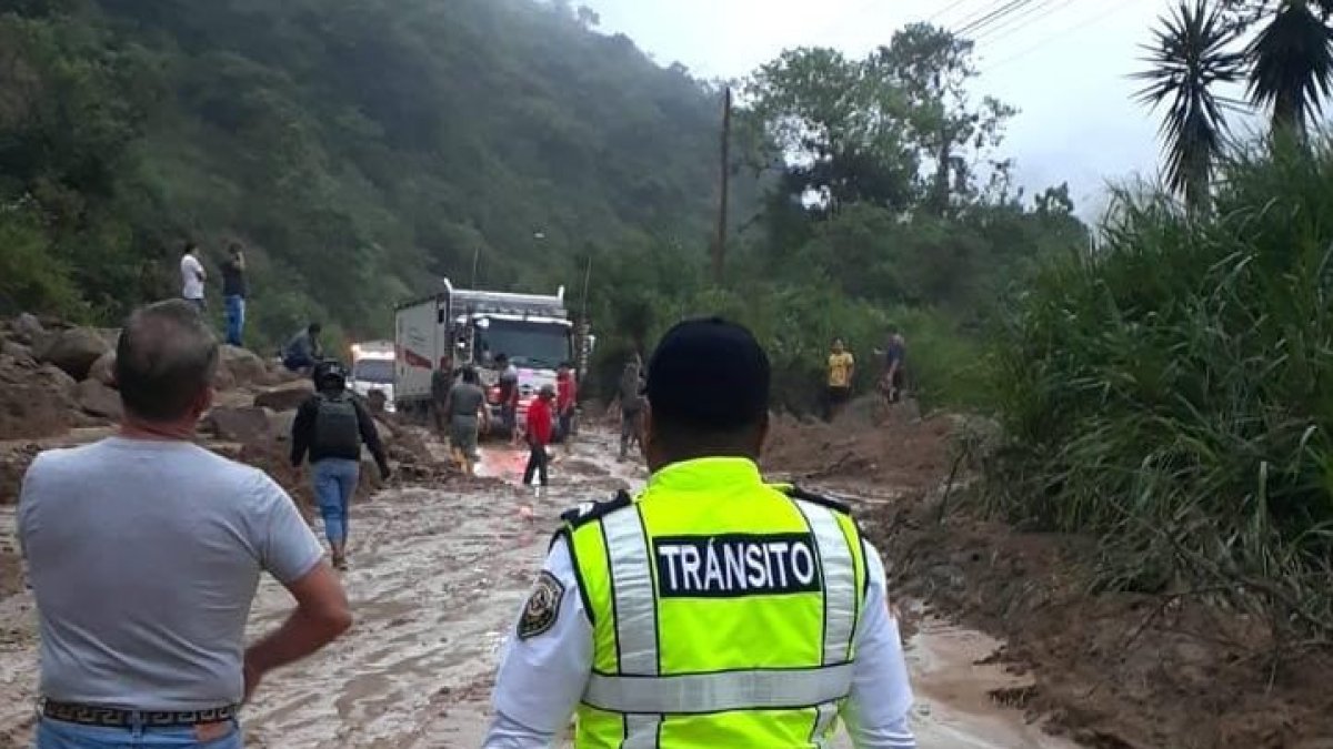 En el kilómetro 99 de la vía Cuenca- Girón- Pasaje, sector Tendales, está cerrado el paso por un derrumbe.