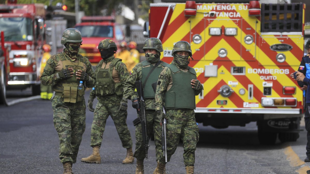 Vista de soldados junto a un camión de bomberos, en una fotografía de archivo.