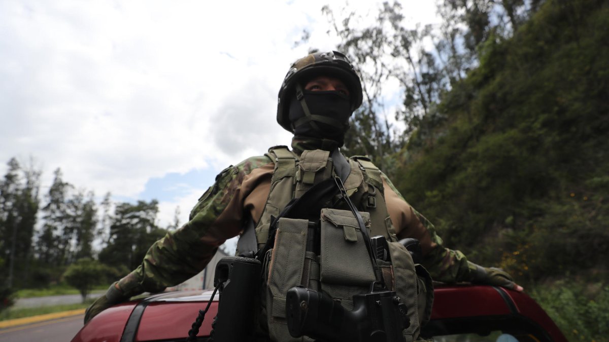 Un soldado se dirige a la zona donde patrullará su equipo hoy, en Quito (Ecuador).