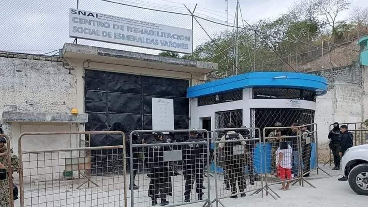Militares y policías vigilan los exteriores de la Cárcel de Esmeraldas, mientras continúa el motín.