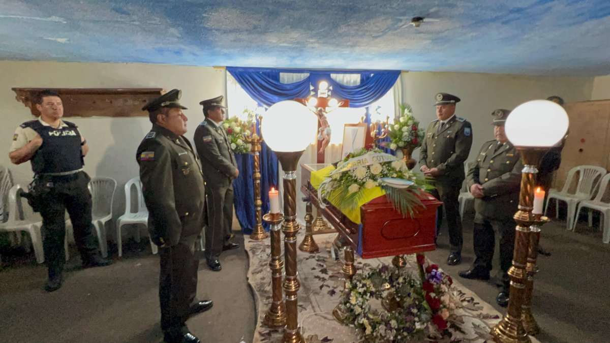 El féretro del policía fue cubierto con la bandera tricolor.