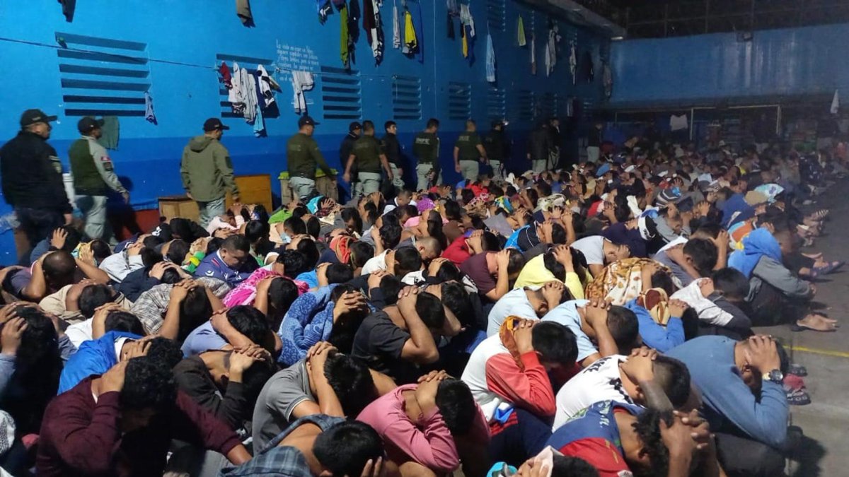Fotografía cedida por el Instituto Nacional Penitenciario de Perú (INPE) de un operativo en la establecimiento penitenciario de Huanuco (Perú).