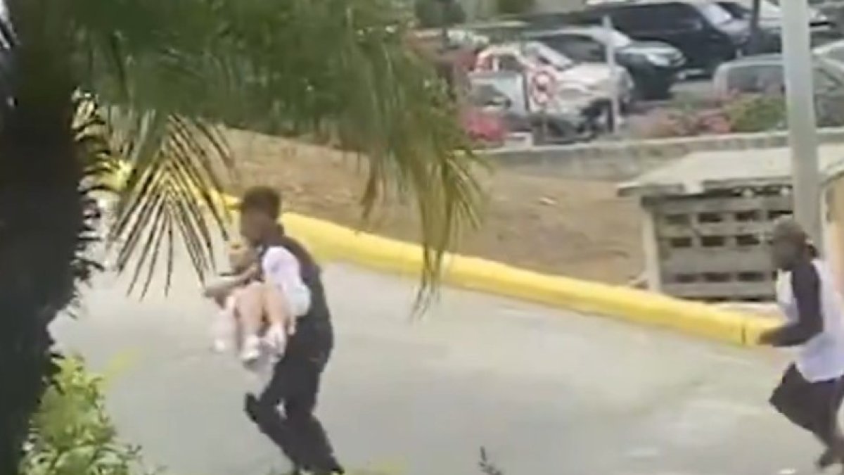 Un video facilitado por el IESS muestra a un guardia del Hospital de los Ceibos cargando a la estudiante herida hacia el área de Emergencia del Hospital de Los Ceibos.