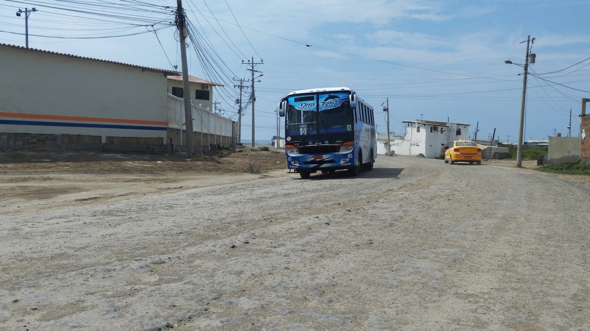 Consecuencias. Hay turistas que han dejado de acudir a la playa de Punta Carnero por el estado en el que se encuentra la ruta, además, bastante oscura.