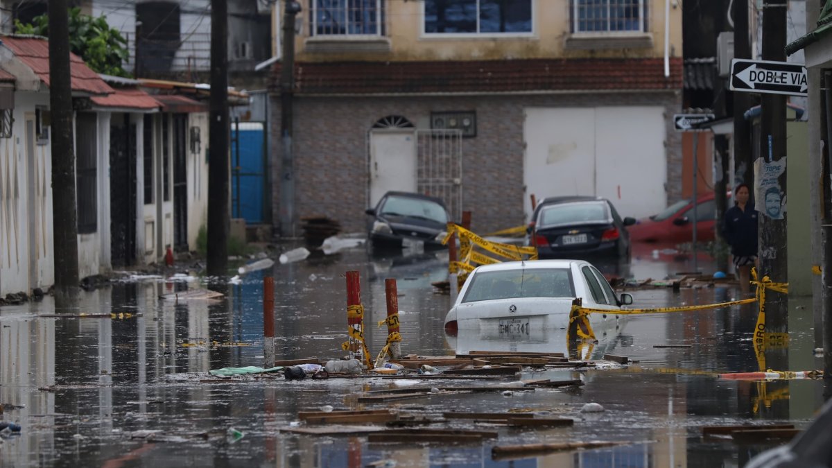 1.Daños. Al menos seis carros quedaron dañados bajo el agua en la 13ava etapa de La Alborada