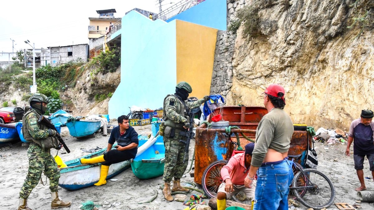 Los militares realizaron operativos en el puerto de Santa Elena.