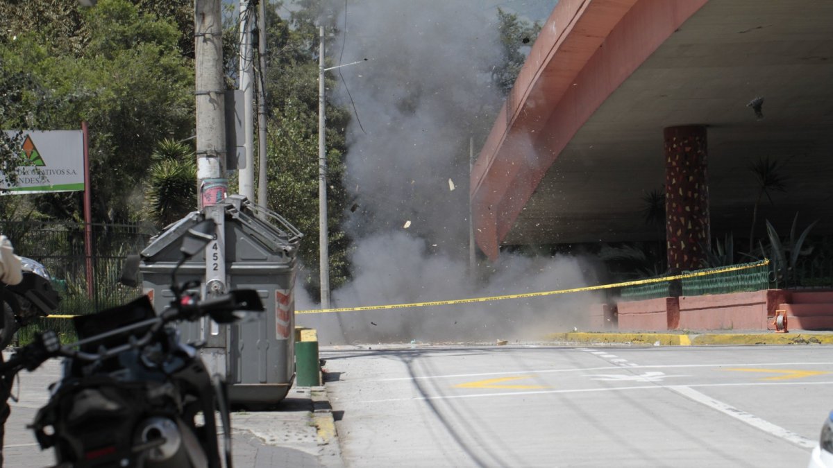 El equipo de técnicos antiexplosivos del GIR realizó una explosión controlada de un paquete sospechoso.