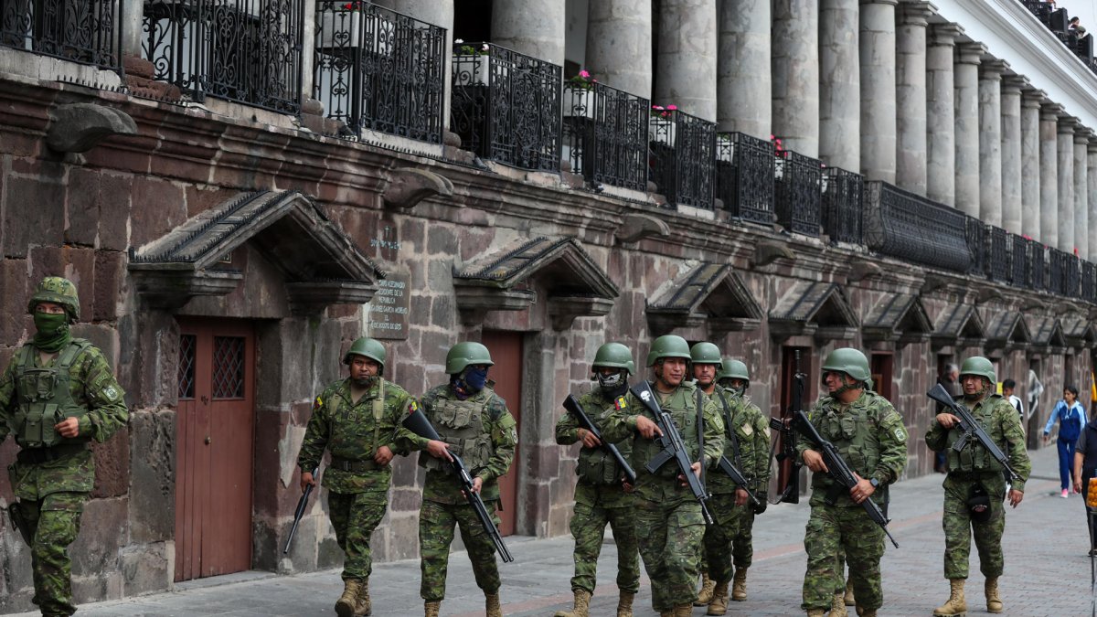 Desde la escalada de violencia en el país, militares y policías recorren las calles de Ecuador.