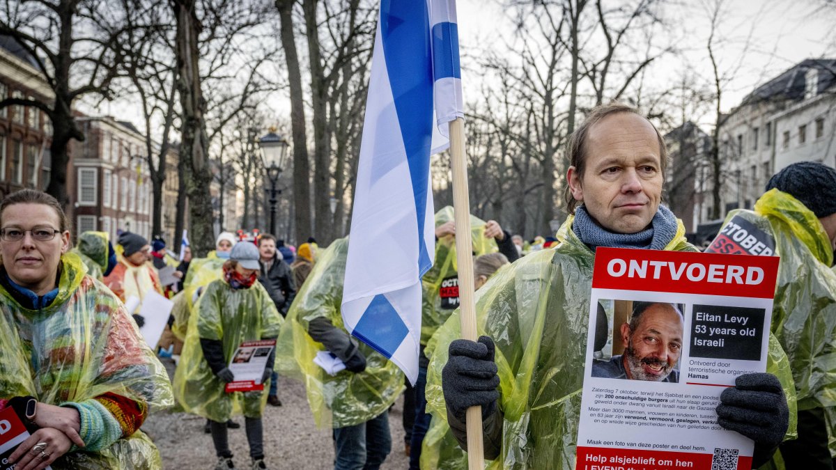 Simpatizantes de Israel se manifiestan este jueves 11 de enero de 2024 frente a la Corte Internacional de Justicia (CIJ) en La Haya.