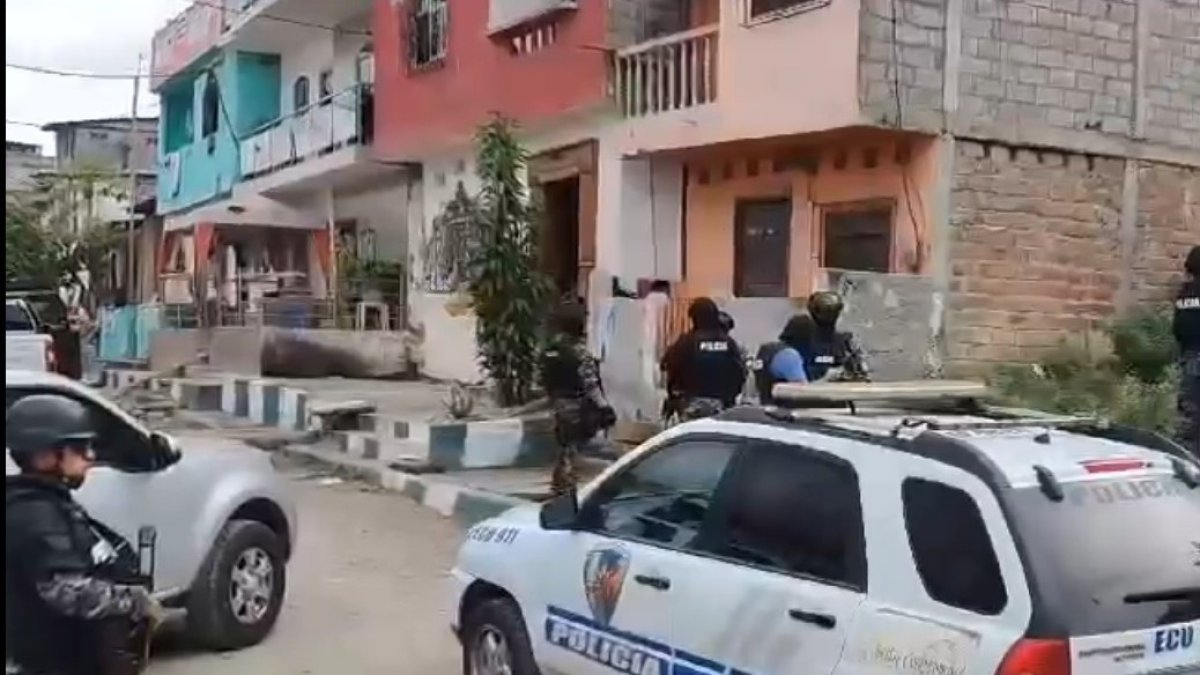 Acción. La Policía llegó a un domicilio en Puerto Limón donde se almacenaban municiones y explosivos para hacer atentados.