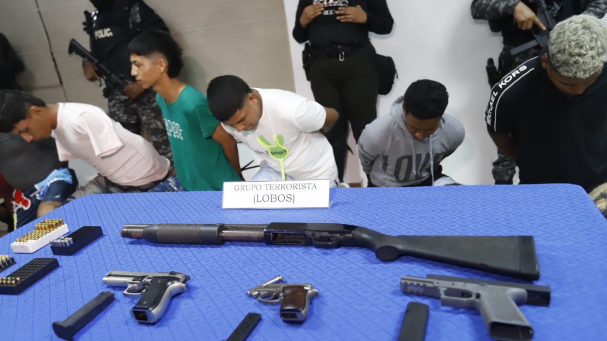 Parte de los detenidos durante el operativo.