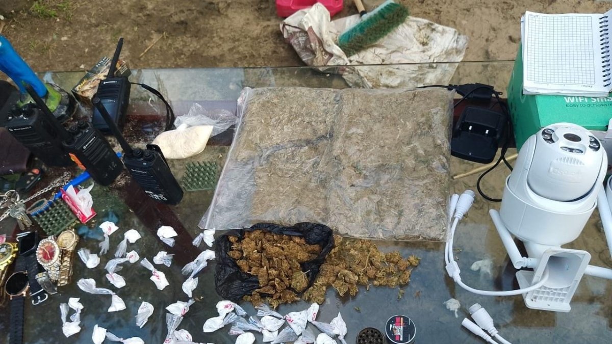 Evidencias. Municiones y sustancias ilícitas, fueron parte de las evidencias halladas por los militares en Portoviejo.