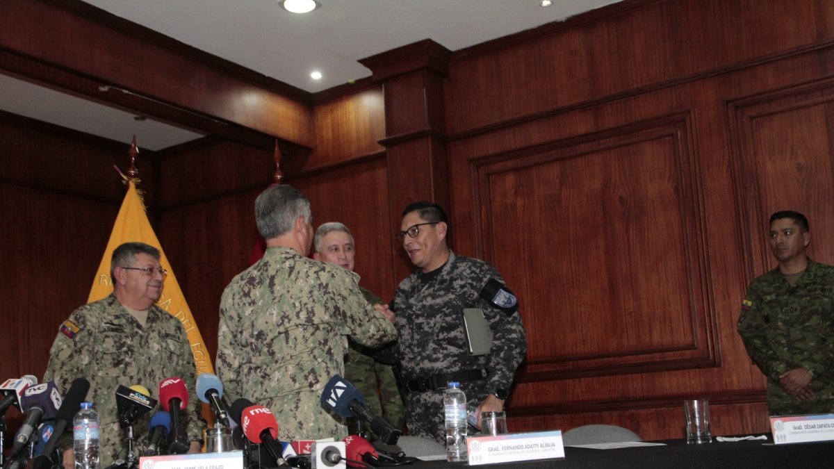 Informe. El miércoles, el comandante de la Policía César Zapata, durante la evaluación de las acciones por el decreto 111.