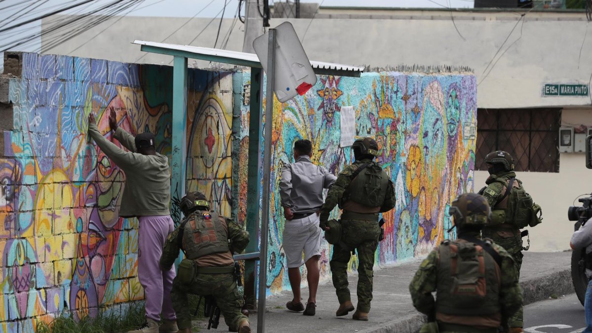 Una compañía de soldados ecuatorianos requisa a pobladores hoy, en el barrio Comité del Pueblo Zona Once en Quito (Ecuador).