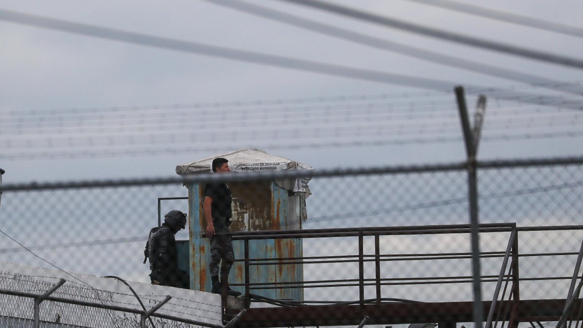 Agentes del servicio penitenciario vigilan desde una garita, en una fotografía de archivo.