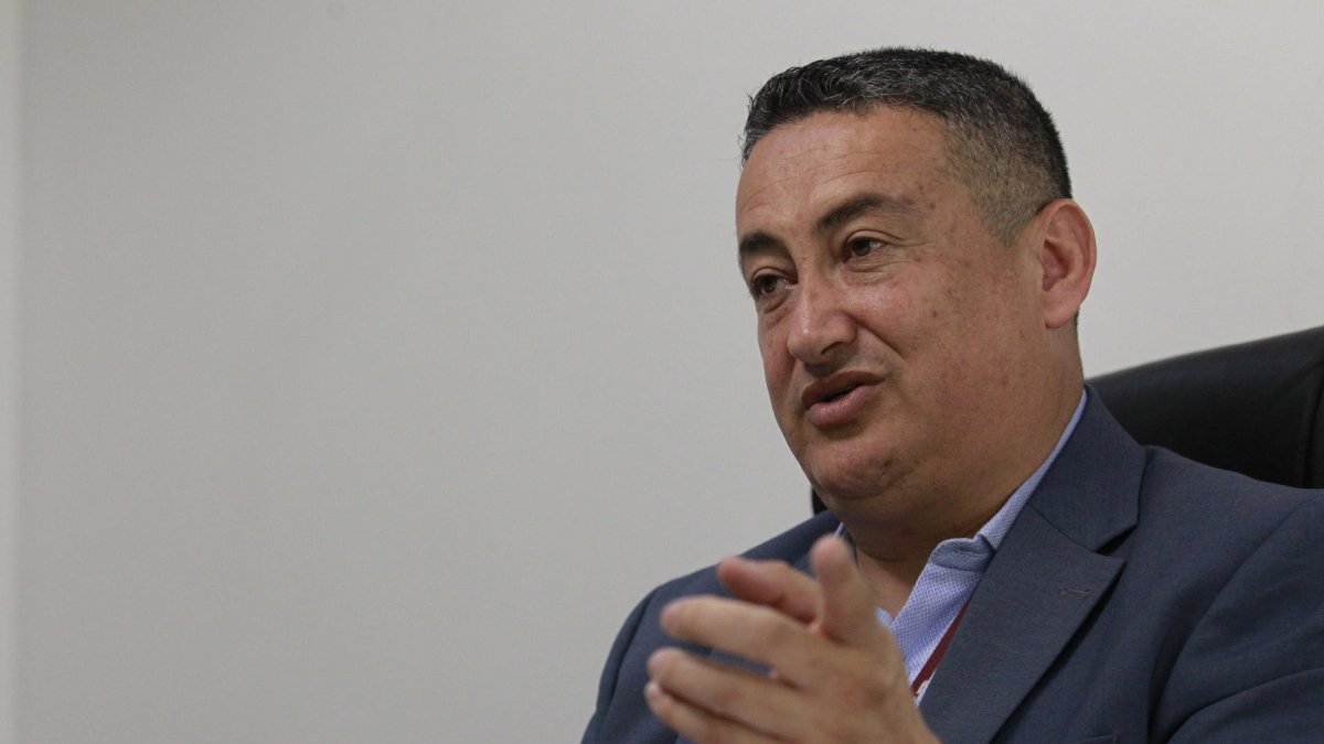 El experto en operaciones especiales y teniente coronel de la Policía de Ecuador en servicio pasivo, Rodrigo Braganza, habla en una entrevista, en Guayaquil (Ecuador)