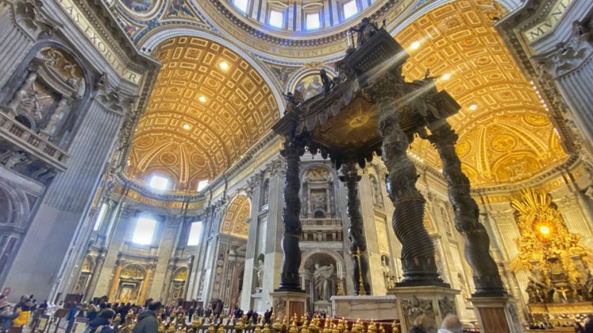 El imponente baldaquino de la basílica de San Pedro realizado por el genio del Barroco italiano Gianlorenzo Bernini